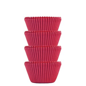 Peut inclure: Un ensemble de quatre caissettes à cupcakes rouges. Les caissettes sont en papier et ont un design cannelé.