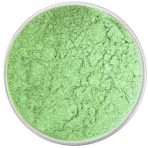 Puede incluir: Un pequeño recipiente de polvo de mica verde. El polvo es fino y brillante.