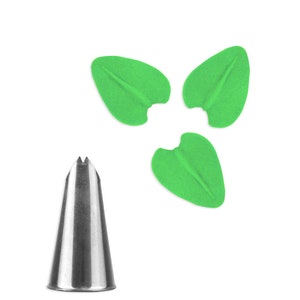 Pode incluir: Uma ponta de metal prateada para confeitar com uma abertura em forma de estrela e três decorações de fondant em forma de folha verde.