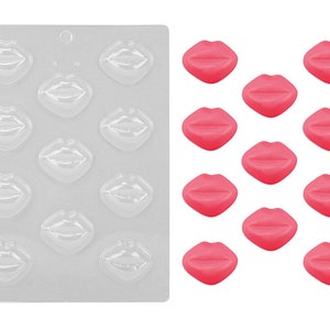 Puede incluir: Un molde de plástico transparente con 12 cavidades en forma de labios. El molde está al lado de 12 labios rosas hechos de caramelo o chocolate.