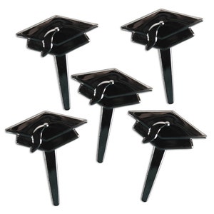 Op de afbeelding: Vijf zwarte plastic cupcake-toppers in de vorm van een afstudeerhoed. De hoeden hebben een zwarte kwast en zijn bevestigd aan een zwarte plastic stok.