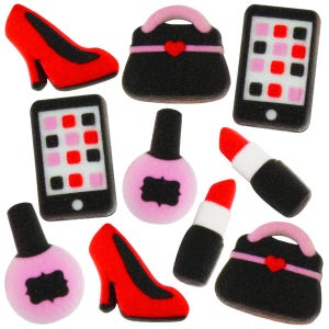Puede incluir: Un conjunto de diez formas de manualidades de espuma de colores, que incluyen un zapato de tacón alto rojo, un bolso negro con un corazón rosa, una paleta de maquillaje negro y blanco, una botella de esmalte de uñas rosa, un lápiz labial rojo, un teléfono negro y blanco, un zapato de tacón alto rojo, una botella de esmalte de uñas rosa, un bolso negro con un corazón rosa y un lápiz labial rojo.