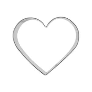Könnte beinhalten: Ein silberner Herz-förmiger Ausstecher aus Metall.