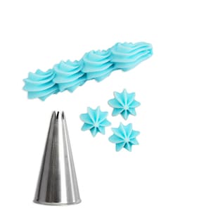 Op de afbeelding: Een zilveren spuitmond met een stervormige opening, een rij lichtblauwe frosting gepipeerd in een swirl-patroon, en vier lichtblauwe stervormige frosting-decoraties.