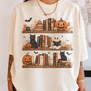 Maglietta Comfort Colors® Ghost Black Cat, maglietta spettrale per amanti dei libri, maglietta con libreria di Halloween, regalo di Halloween per appassionati di libri, top comodo per lettori