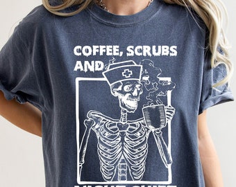 Może przedstawiać: Granatowa koszulka z białym nadrukiem przedstawiającym szkielet w czepku pielęgniarki trzymający kubek z kawą. Tekst "COFFEE, SCRUBS AND NIGHT SHIFT" jest wydrukowany nad i pod ilustracją szkieletu.