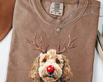 Camiseta de Natal Comfort Colors® com Goldendoodle e Rena, Camiseta de Natal para Cachorro, Camiseta de Natal para Goldendoodle, Camiseta Golden Doodle, Presente para Mãe de Doodle
