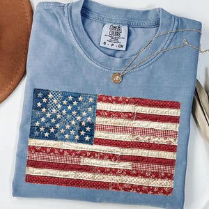 Camiseta Comfort Colors® para o 4 de julho, Camiseta retrô com a bandeira americana, Camiseta patchwork dos EUA, Camiseta patriótica, Camiseta para o Quatro de Julho, Camiseta com a bandeira dos EUA