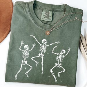 Camiseta de esqueleto bailando Comfort Colors®, camiseta de esqueleto retro, camiseta divertida de calavera, camiseta para amantes del baile, camiseta de esqueletos bailando de Halloween