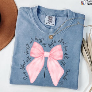 Camisas cristãs Comfort Colors®, camisa com laço rosa e versículos bíblicos, camisa cristã Coquette, camisa inspiradora feminina, camisa Coquette Mommy