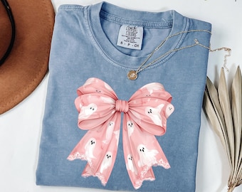 Camisetas de fantasma con lazo rosa Comfort Colors® Coquette, camiseta rosa Coquette de Halloween, camisetas rosas con ambiente espeluznante, camiseta de Halloween, camiseta de fantasma lindo