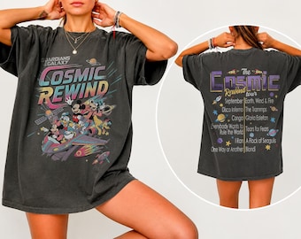 Maglietta Comfort Colors® con stampa fronte/retro di Topolino e amici dei Guardiani della Galassia Cosmic Rewind, ideale per un viaggio in famiglia all'Epcot Center nel 2026, in stile retrò Disney.