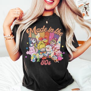 Camiseta Comfort Colors® Made In The 80s, Camiseta com Personagem de Desenho Animado Retrô, Camiseta Nostálgica dos Anos 80, Camiseta com Estampa Gráfica Retrô da Infância, Presente para Fã de Séries de TV Retrô imagem 3