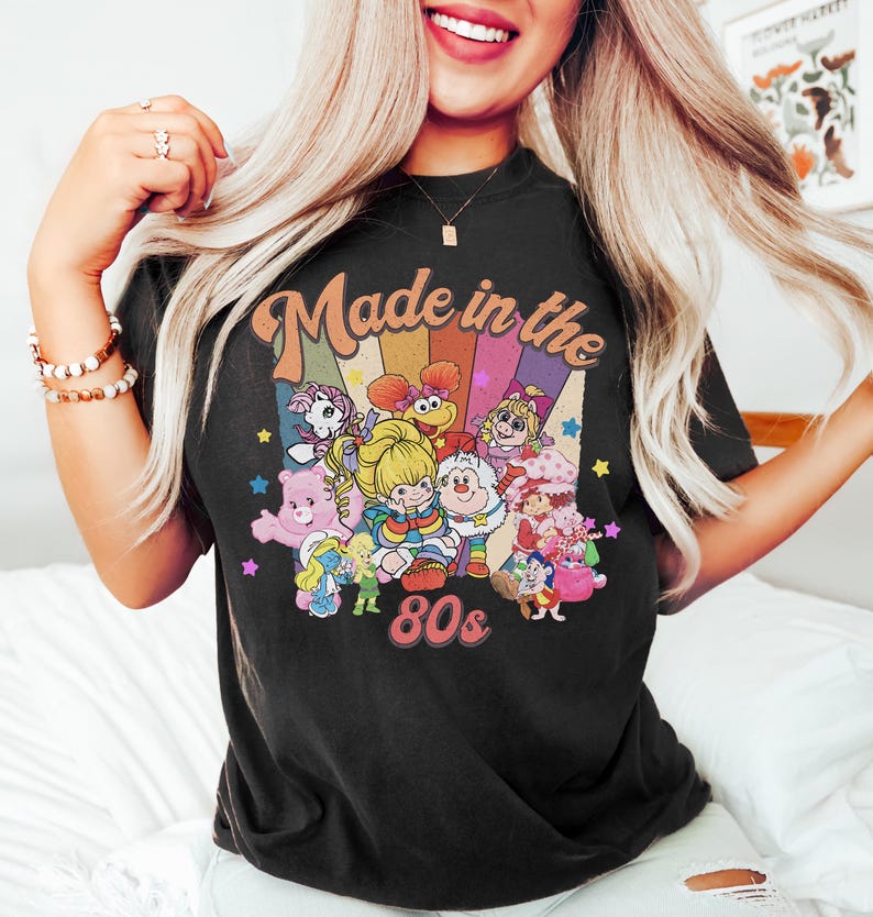 Camiseta Comfort Colors® Made In The 80s, Camiseta com Personagem de Desenho Animado Retrô, Camiseta Nostálgica dos Anos 80, Camiseta com Estampa Gráfica Retrô da Infância, Presente para Fã de Séries de TV Retrô imagem 3