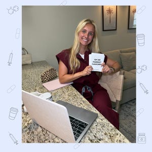 K&ouml;nnte beinhalten: Ein Satz wei&szlig;er Lernkarten mit dem schwarzen Aufdruck TOP 200 PHARMACY FLASHCARDS auf der Vorderseite. Die Karten werden in einem Stapel gehalten und zeichnen sich durch ein klares, professionelles Design f&uuml;r das Studium aus.