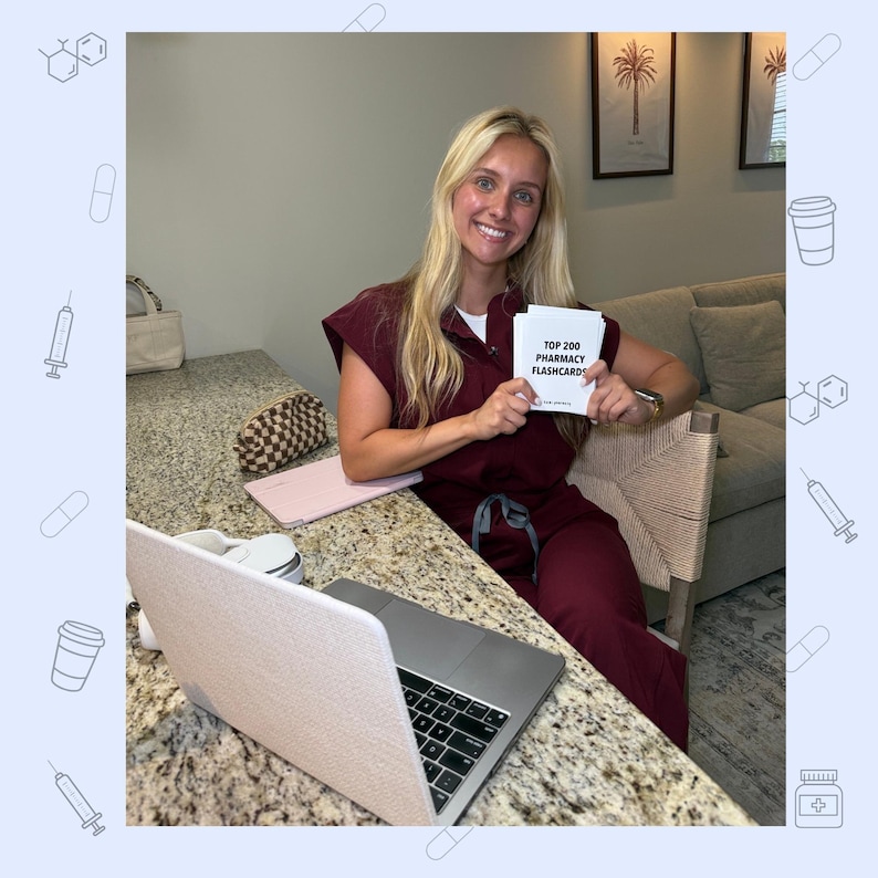 K&ouml;nnte beinhalten: Ein Satz wei&szlig;er Lernkarten mit dem schwarzen Aufdruck TOP 200 PHARMACY FLASHCARDS auf der Vorderseite. Die Karten werden in einem Stapel gehalten und zeichnen sich durch ein klares, professionelles Design f&uuml;r das Studium aus.