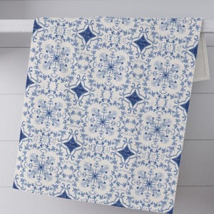 Torchon bleu vintage de style européen, élégant motif d'atout caché caché, décoration politique subtile, cadeau féministe, linge de maison anti-atout