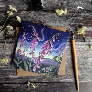 Tarjeta de felicitación x1 "Invisible Paths". Tarjeta de felicitación con dedalera, flor y abeja de Karen Davis.
