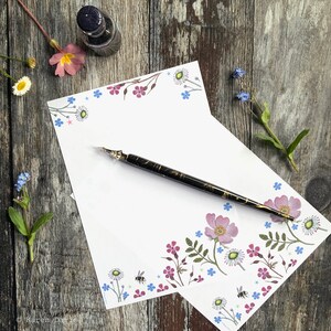 Progettazione di carta da lettere. File PDF 'DOWNLOAD DIGITALE'. Fiori e api