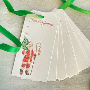 Conjunto de 8 etiquetas para presente de feriado de Natal em aquarela de saudações da temporada do Papai Noel com fita