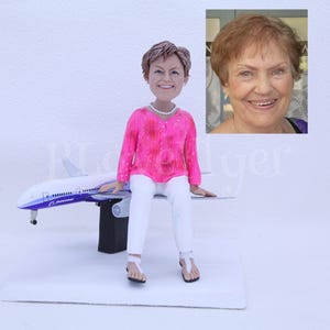 Figura cabezona personalizada de mujer en avión, figura de hombre personalizada en jet, figura cabezona personalizada de piloto sentado en avión de combate, el mejor regalo de viaje para él.