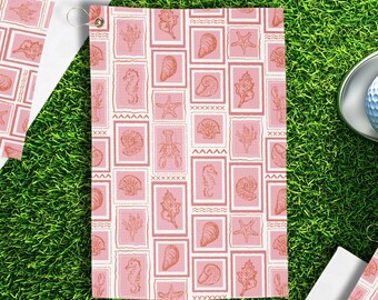 Asciugamano da golf Coastal con conchiglie rosa, accessorio da golfista, regalo femminile per golfiste, asciugamano essenziale per l'estate, regalo nautico per studentesse atlete.