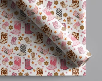 Carta da regalo a tema western con stivali da cowgirl rosa, ideale per compleanni in stile country, feste a tema rodeo per ragazze adolescenti.