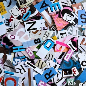 Pode incluir: Uma coleção de recortes de papel variados com diversas letras do alfabeto em diferentes fontes, tamanhos e cores, incluindo preto, branco, azul, rosa e laranja, sobrepostos para criar uma colagem tipográfica densa e sobreposta.