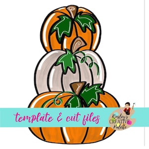 Puede incluir: Una pila de tres calabazas, una blanca y dos naranjas, con hojas y tallos verdes. Las calabazas están apiladas una encima de la otra, con la calabaza más grande en la parte inferior. Las calabazas son una decoración de otoño popular.