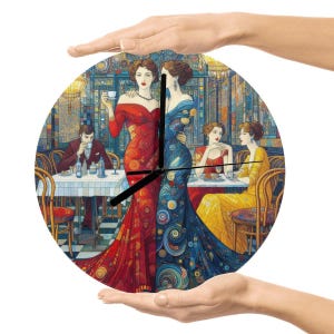 Puede incluir: Reloj de pared redondo con una ilustración de estilo art nouveau de mujeres con vestidos en un restaurante. La esfera del reloj muestra figuras con vestidos rojos, azules y amarillos, con una manecilla negra.