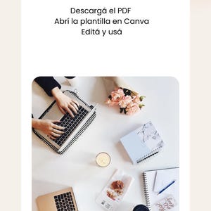 May include: A laptop, notebook, and other office supplies are arranged on a white surface. The text in the image says "Descarg&aacute; el PDF, Abr&iacute; la plantilla en Canva, Edit&aacute; y us&aacute;". A bouquet of pink flowers and a lit candle are also visible.