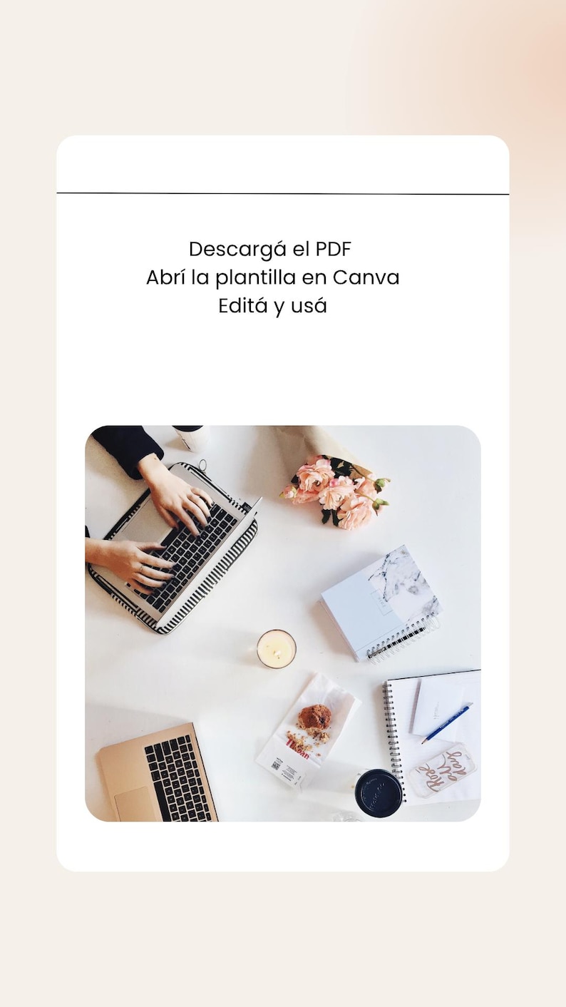 May include: A laptop, notebook, and other office supplies are arranged on a white surface. The text in the image says "Descarg&aacute; el PDF, Abr&iacute; la plantilla en Canva, Edit&aacute; y us&aacute;". A bouquet of pink flowers and a lit candle are also visible.