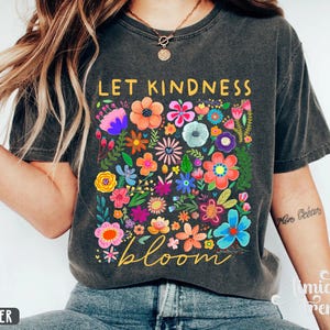 Camiseta "Deja que la bondad florezca", camiseta retro con flores para mujer, sudadera para educación especial, camiseta inspiradora para mujer, camiseta estética floral con bondad. imagen 5