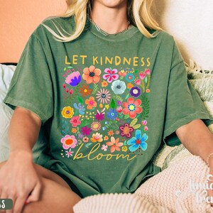 Camiseta "Deja que la bondad florezca", camiseta retro con flores para mujer, sudadera para educación especial, camiseta inspiradora para mujer, camiseta estética floral con bondad. imagen 2