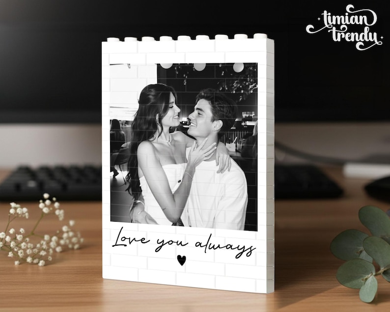 Puede incluir: Un marco rectangular blanco con textura de ladrillo que presenta una fotograf&iacute;a en blanco y negro de una pareja abrazada. La secci&oacute;n inferior muestra el texto negro Love you always con un peque&ntilde;o icono de coraz&oacute;n centrado bajo la frase.