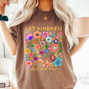 Camiseta "Deja que la bondad florezca", camiseta retro con flores para mujer, sudadera para educación especial, camiseta inspiradora para mujer, camiseta estética floral con bondad. imagen 4