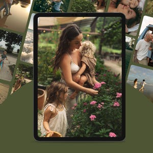 Könnte beinhalten: Werbung für ein digitales Produkt, das ein Tablet mit Familienfotos zeigt. Das Bild enthält den Text "Nostalgia" und "Presets Pack for Lightroom" mit einem Aufruf zur Aktion für die "Desktop-Version". Der Hintergrund ist ein gedämpftes Grün.