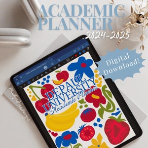 Peut inclure: Un agenda scolaire numérique pour les étudiants de l'Université DePaul. L'agenda présente un design coloré avec des fleurs, des fruits et le nom de l'université en texte bleu. Le texte "Academic Planner" est écrit en cursive et l'année "2024-2025" est écrite en texte noir. Le texte "Téléchargement numérique !" est écrit en texte bleu sur une étoile bleue claire.