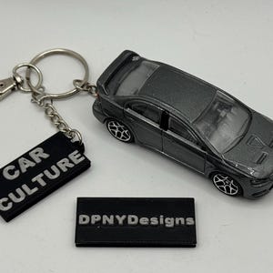 Porte-clés moulé sous pression Mistsubishi Lancer Evolution 08 personnalisé (gris foncé) | Cadeau culture automobile | Porte-clés fan JDM avec étiquette