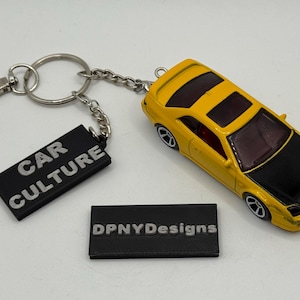 Puede incluir: Un juego de tres tazas de cerámica con un acabado mate moteado. Las tazas son en tonos crema, gris claro y gris oscuro. Cada taza tiene un diseño simple y minimalista, ideal para café o té.