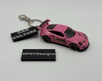 Llavero personalizado de Porsche 911 GT3 RS (rosa) de metal fundido / Llavero de coche de metal fundido personalizado con etiqueta de cultura automovilística / Regalo de coche deportivo retro