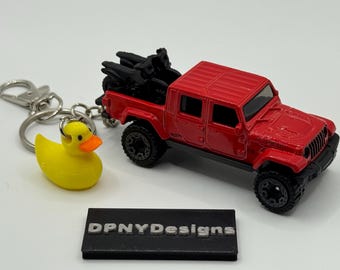 Custom Diecast '20 Jeep Gladiator (rood) sleutelhanger met eendbedel | Jeep Ducking-cadeau | Offroad-SUV-sleutelhanger