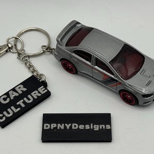 Porte-clés moulé sous pression Mistsubishi Lancer Evolution 08 personnalisé (gris/rouge) | Cadeau culture automobile | Porte-clés fan JDM avec étiquette