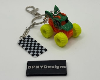 Chaveiro Miniatura de Caminhão Monstro Dragão Personalizado (Base Laranja/Rodas Amarelas) - Brinquedo Colecionável em Miniatura Estilo Caminhão Monstro
