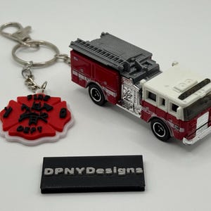 Anpassad Pierce Arrow XT brandbil (röd/vit) nyckelring | Gjuten brandbil med 3D-etikett | Samlarpresent till brandmän