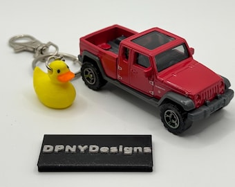 Custom Diecast '17 Jeep Gladiator (rood) sleutelhanger met eendbedel | Jeep Ducking-cadeau | Offroad-SUV-sleutelhanger