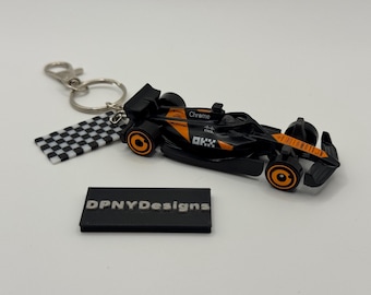 Llavero de coche McLaren de Fórmula Uno con etiqueta de bandera a cuadros / Llavero personalizado de metal fundido inspirado en la F1