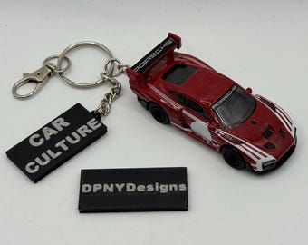 Porte-clés moulé sous pression personnalisé Porsche 935 (rouge/blanc) | Porte-clés de voiture moulé sous pression personnalisé avec étiquette de culture automobile