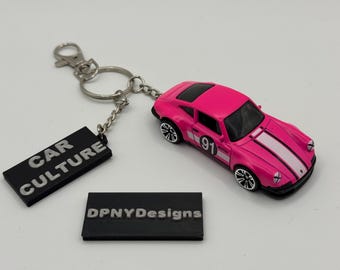 Aangepaste '71 Porsche 911 (neonroze) gegoten sleutelhanger | Op maat gemaakte gegoten autosleutelhanger met autocultuurlabel