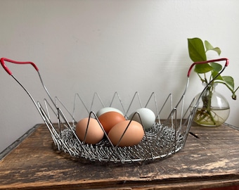 Cesta para huevos plegable de metal vintage. Estilo rústico.